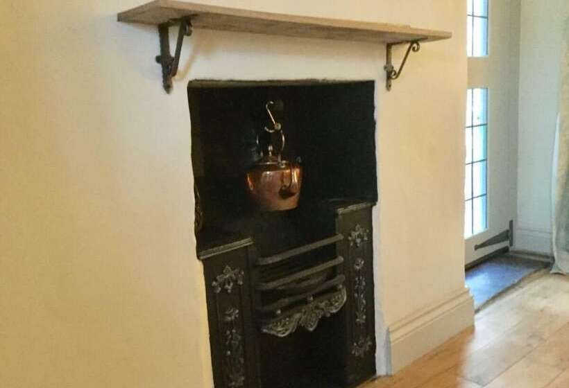 Impeccable 3 Bed 17th Century Luxury Cottage