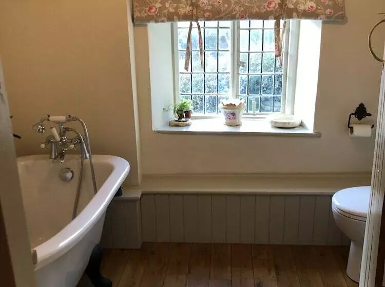 Impeccable 3 Bed 17th Century Luxury Cottage