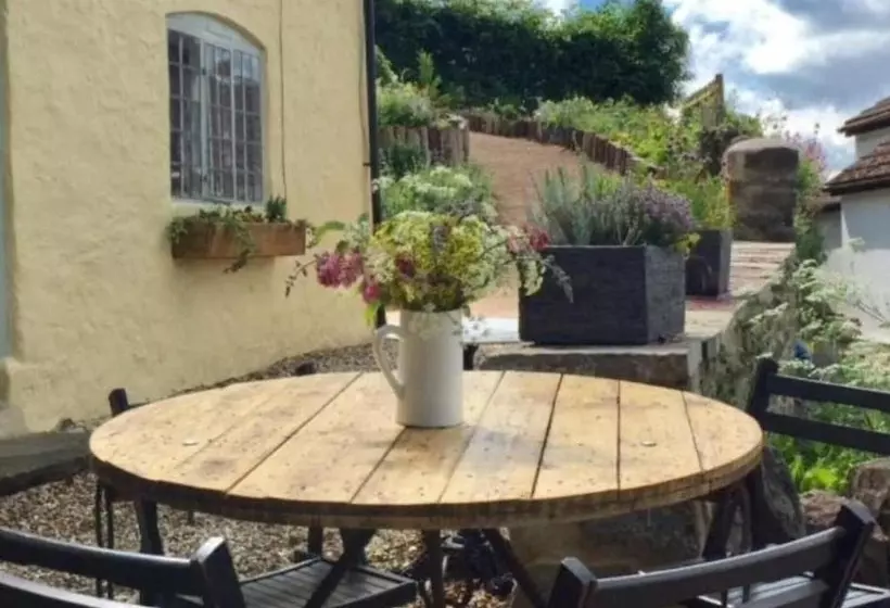 Impeccable 3 Bed 17th Century Luxury Cottage