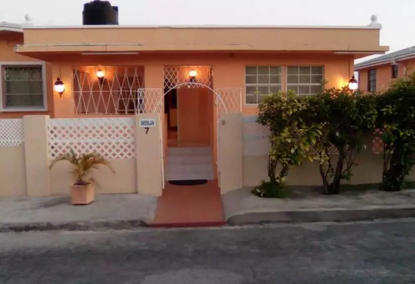 هتل Shonlan Inn And Apartments