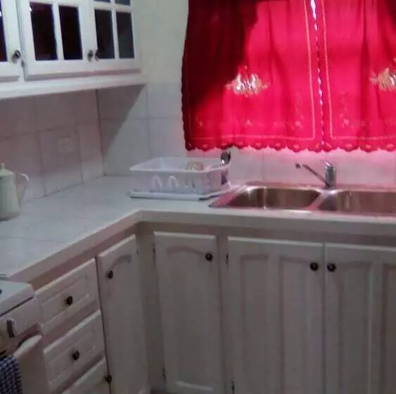 هتل Shonlan Inn And Apartments