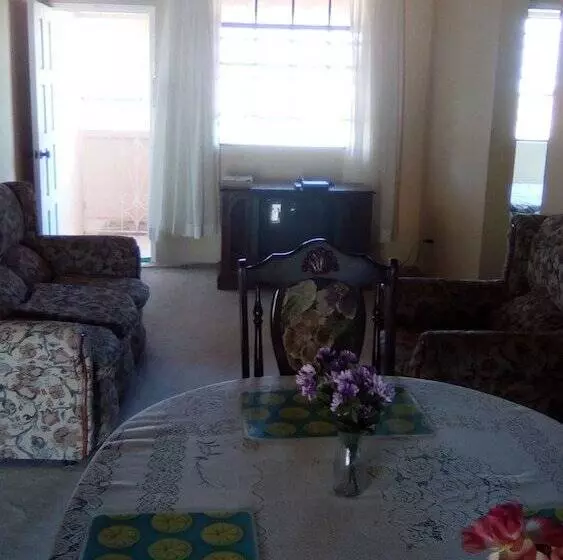 هتل Shonlan Inn And Apartments