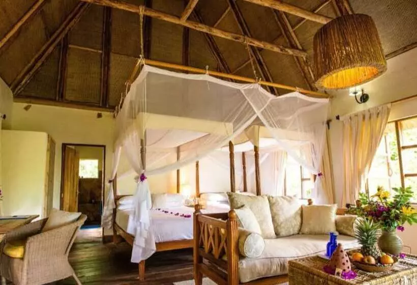 هتل Bwindi Safari Lodge