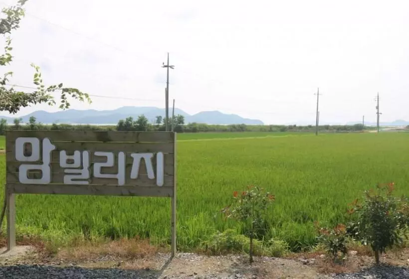 Hotelli Taean Mom Village Caravan Camping