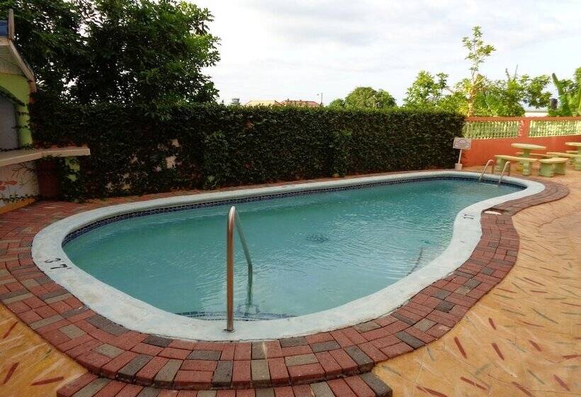 هتل Tropical Court