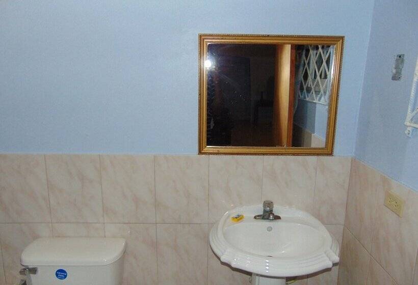 هتل Tropical Court