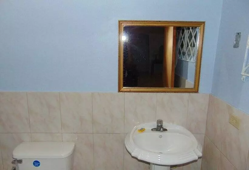 هتل Tropical Court