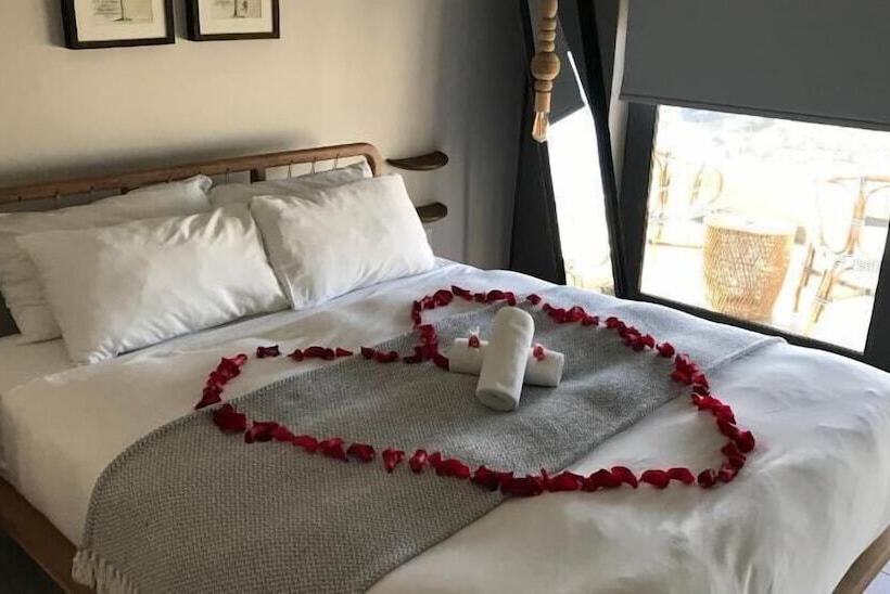 هتل Tropical Court