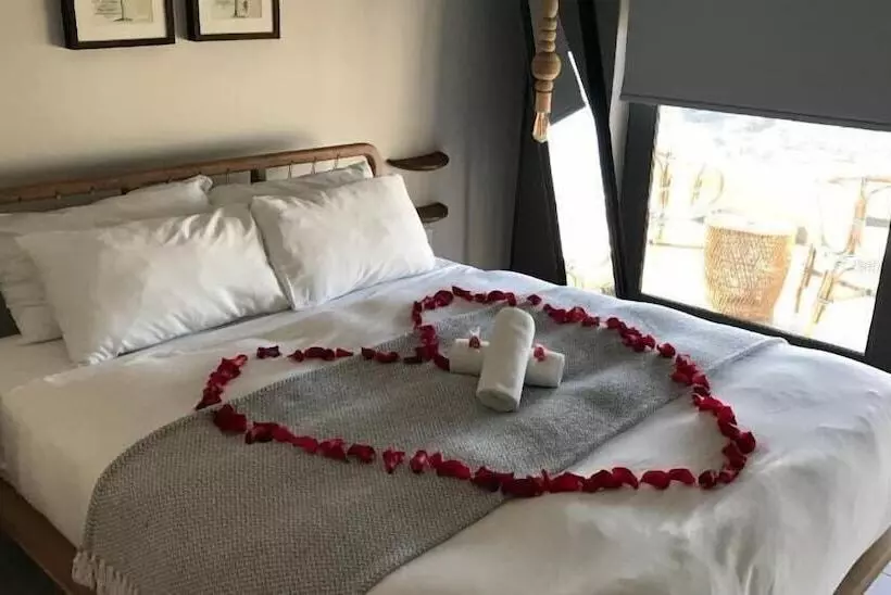 هتل Tropical Court