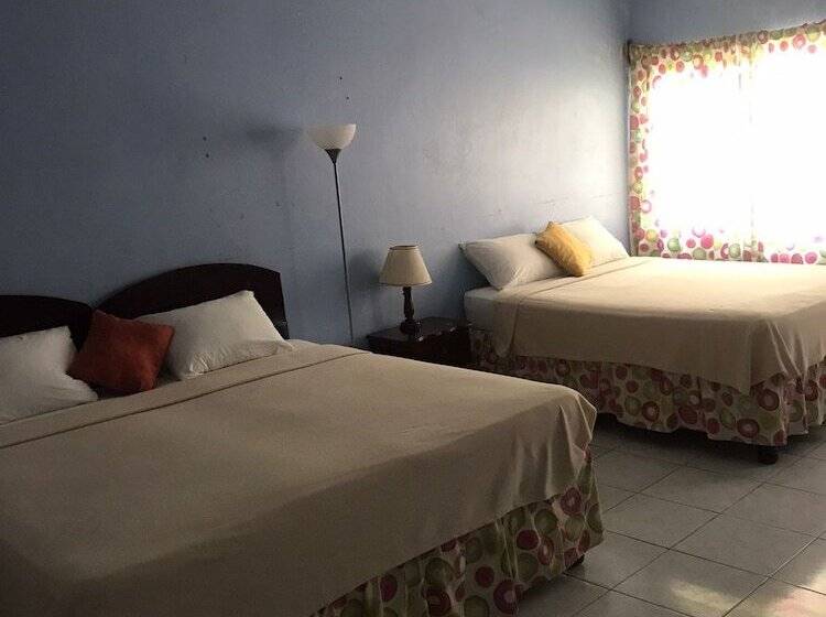 هتل Tropical Court