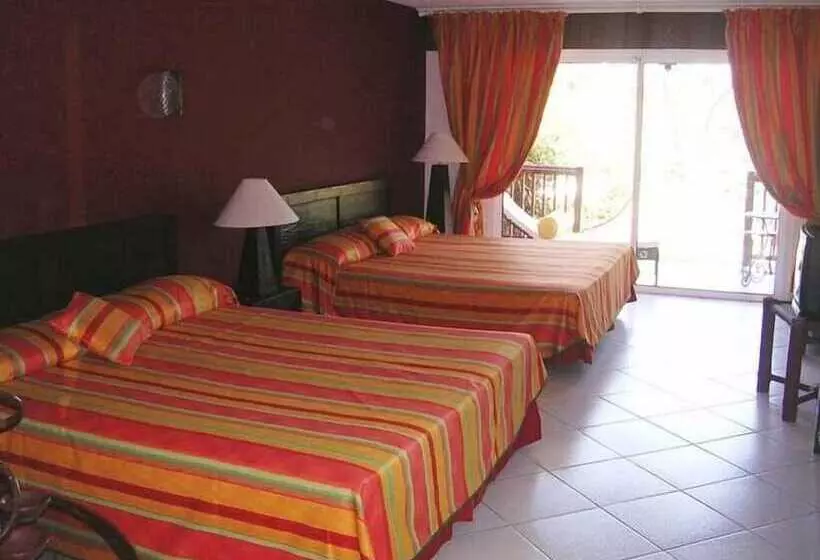 هتل Tropical Court