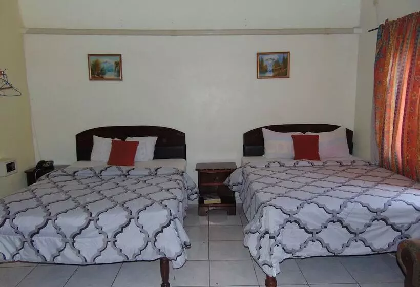 هتل Tropical Court