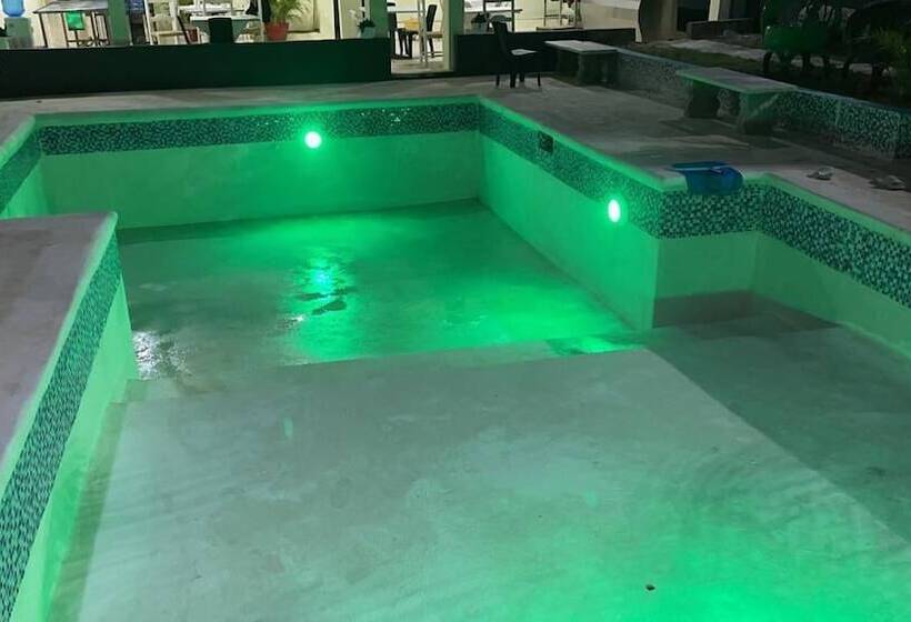 هتل Y Villas Salamar