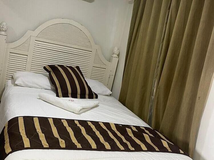 هتل Y Villas Salamar