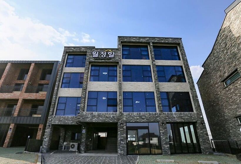 Jeju Woljeong Hill Pension