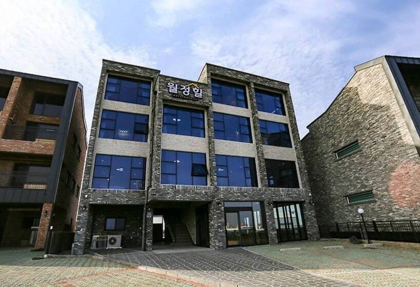 Jeju Woljeong Hill Pension