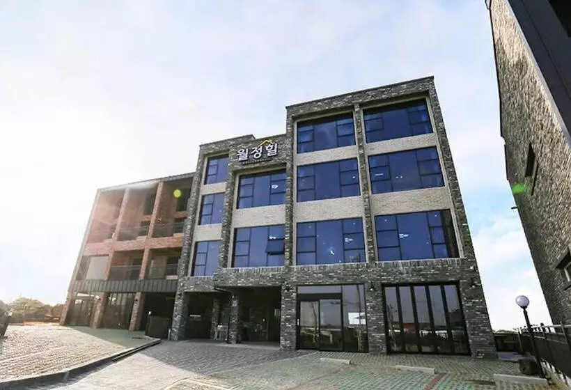 Jeju Woljeong Hill Pension