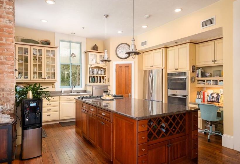 The Laurel Oak Inn Bed And Breakfast