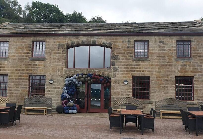 1700s Canalside Cottage Sleeps Up To 12 Guests