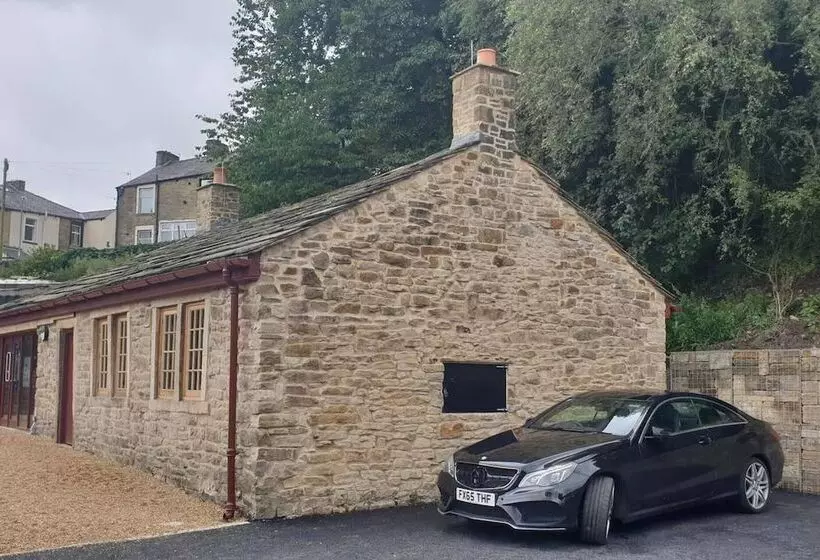 1700s Canalside Cottage Sleeps Up To 12 Guests