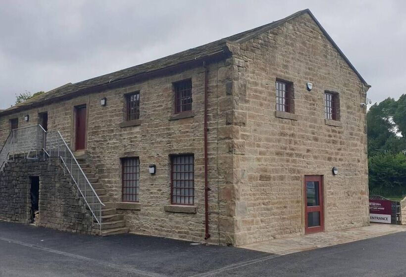 1700s Canalside Cottage Sleeps Up To 12 Guests