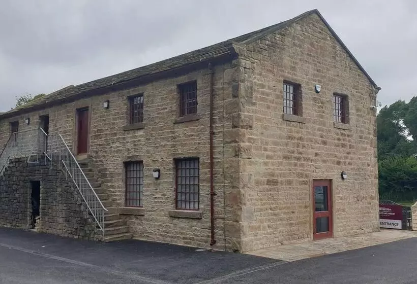 1700s Canalside Cottage Sleeps Up To 12 Guests