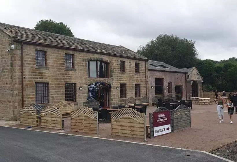 1700s Canalside Cottage Sleeps Up To 12 Guests