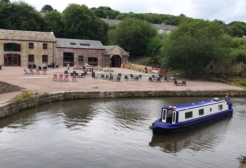 1700s Canalside Cottage Sleeps Up To 12 Guests