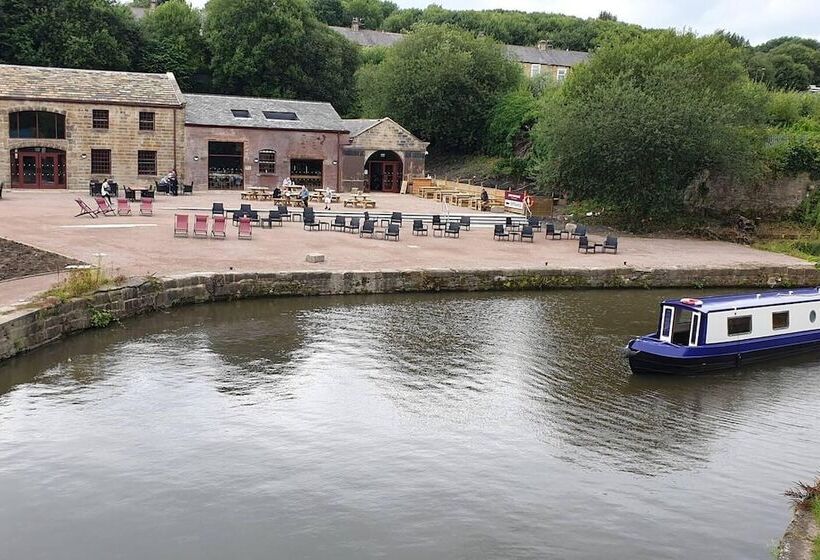 1700s Canalside Cottage Sleeps Up To 12 Guests