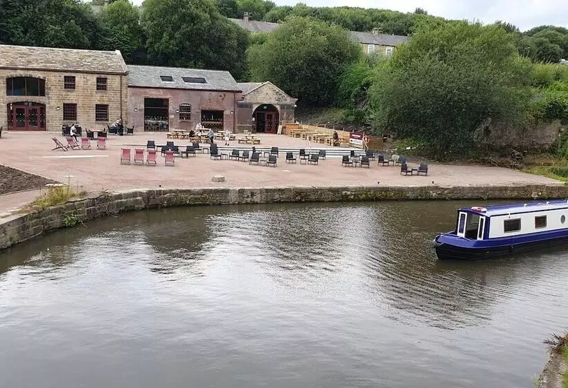 1700s Canalside Cottage Sleeps Up To 12 Guests