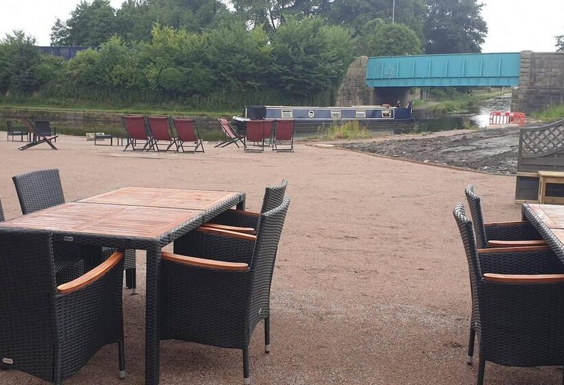 1700s Canalside Cottage Sleeps Up To 12 Guests