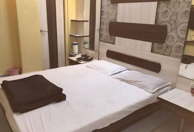 Hotel Goroomgo Pat Village Inn Indore