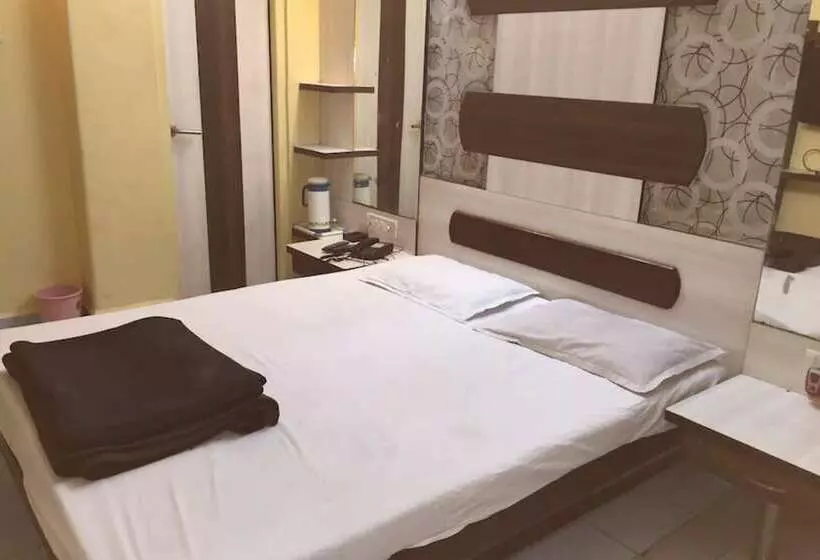 ホテル Goroomgo Pat Village Inn Indore