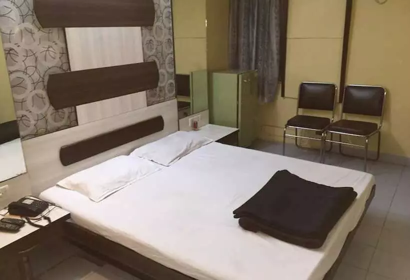 ホテル Goroomgo Pat Village Inn Indore