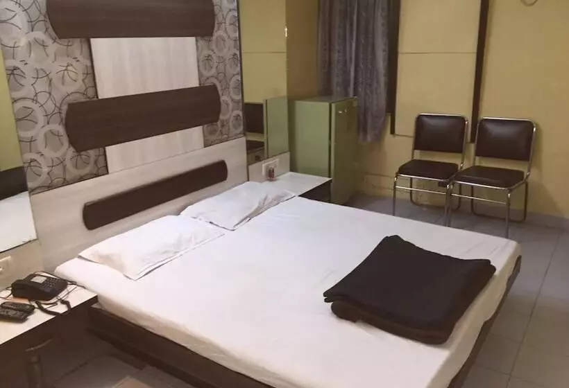 ホテル Goroomgo Pat Village Inn Indore