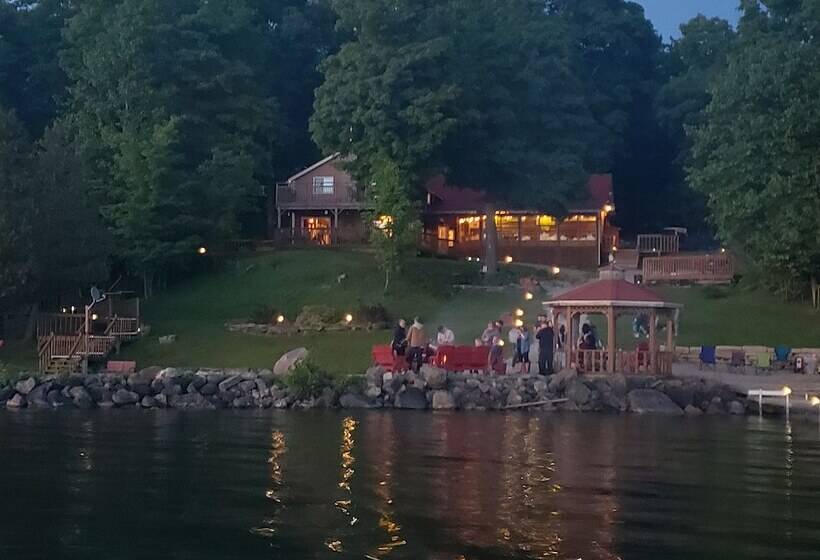 בית מלון כפרי Red Lodge Resort