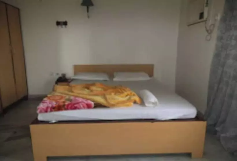 Hotelli Goroomgo Central Guest House Agartala