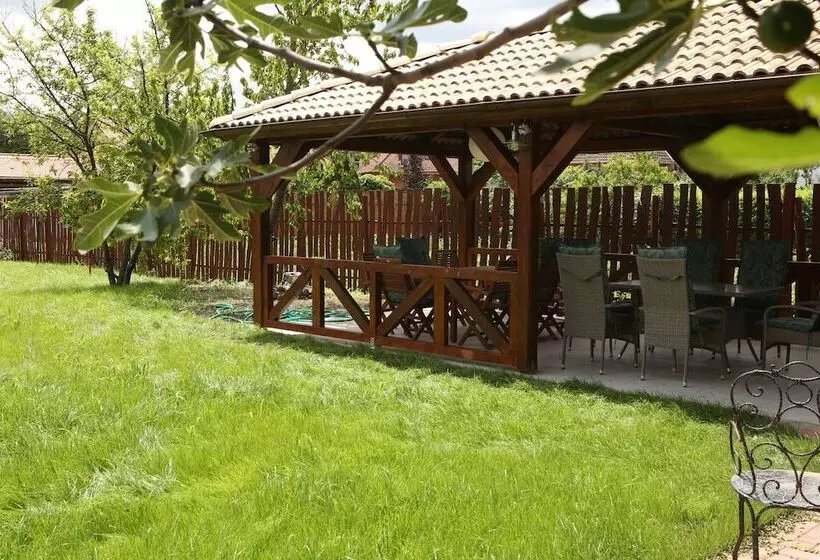 Hunyadi Panzió  Apartmanház