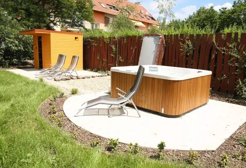 Hunyadi Panzió  Apartmanház