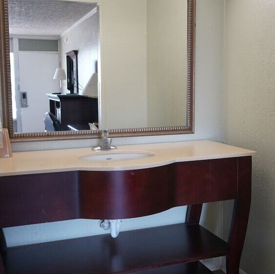 モーテル Astoria Hotel West