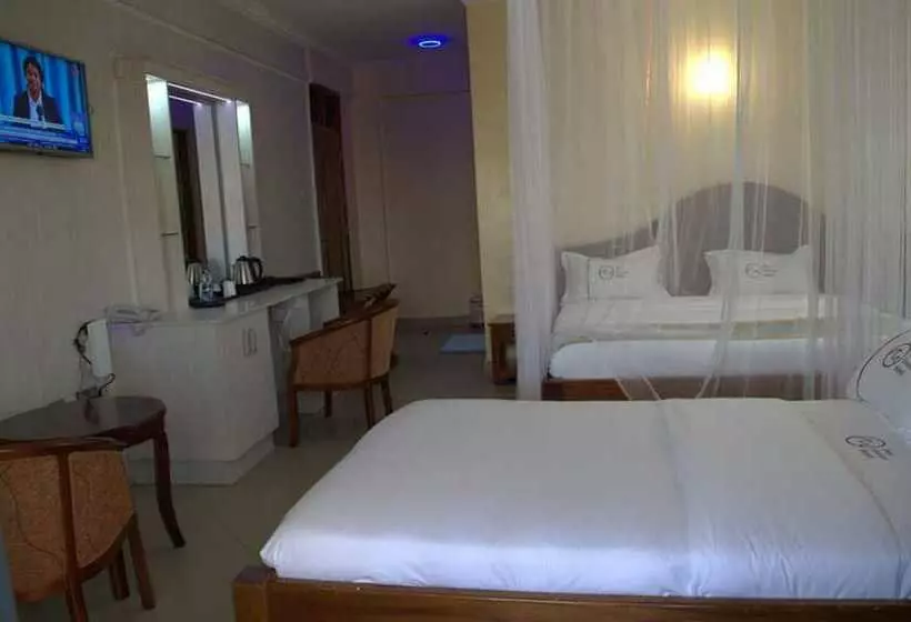 Two Oceans Hotel Voi