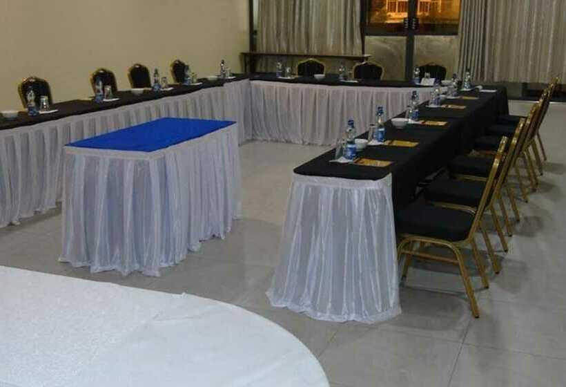 Two Oceans Hotel Voi