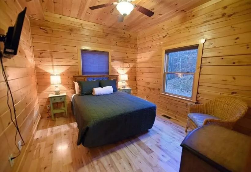 Whispering Creek Lodge   Blue Ridge