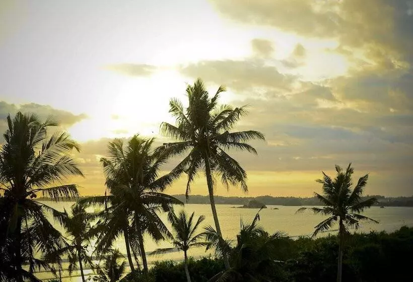 Hotelli Outpost Weligama Beachfront