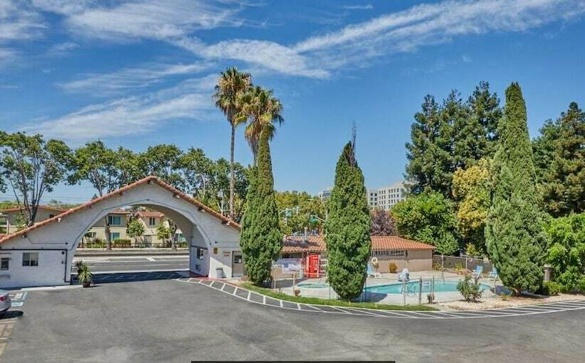 فندق Super 8 By Wyndham San Jose Airport