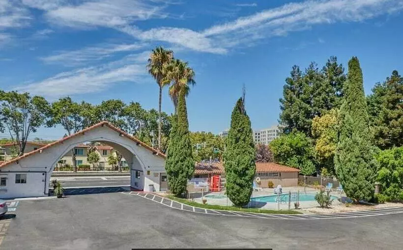 Hotelli Super 8 By Wyndham San Jose Airport