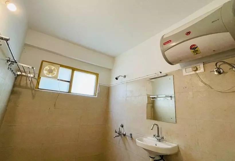 Madpackers Jibhi   Hostel