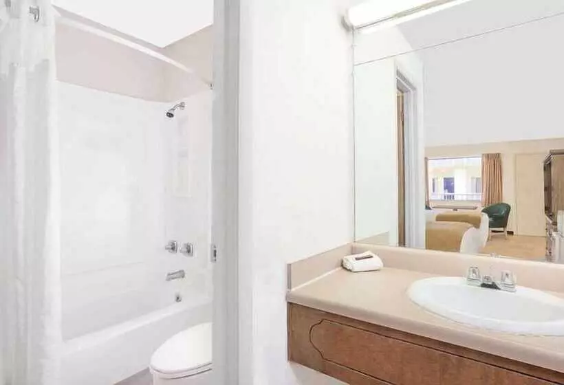 Motelli Courtyard Hotel & Event Center