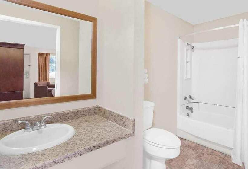 فندق على الطريق Courtyard Hotel & Event Center