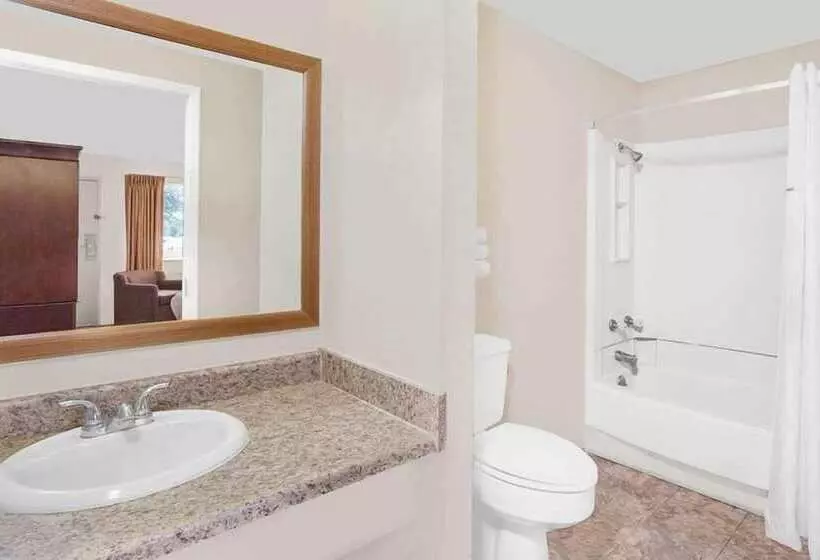 Motelli Courtyard Hotel & Event Center